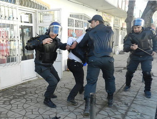 Арест участника акции протеста в Исмаиллы. Азербайджан, 24 января 2013 г. Фото: Yeni Müsavat, http://www.musavat.com