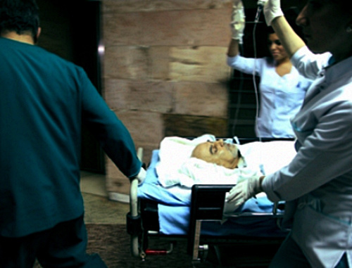 Раненого Паруйра Айрикяна доставляют в клинику. Ереван, 31 января 2013 г. Фото Арсена Саркисяна /Новости Армении – NEWS.am