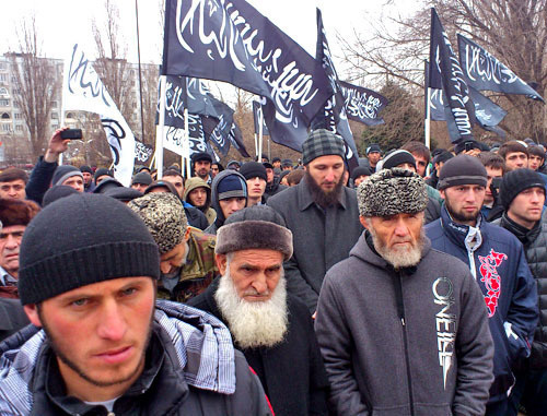 Участники оппозиционного митинга заявили о произволе правоохранительных органов и приняли резолюцию с перечислением своих претензий. Махачкала, 8 февраля 2013 г. Фото Ахмеда Магомедова для "Кавказского узла" Участники оппозиционного митинга заявили о произволе правоохранительных органов и приняли резолюцию с перечислением своих претензий. Махачкала, 8 февраля 2013 г. Фото Ахмеда Магомедова для "Кавказского узла"