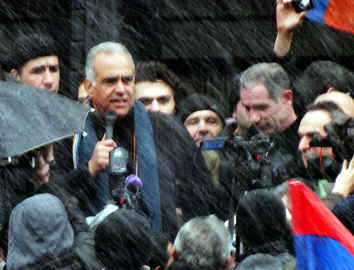 Раффи Ованнисян на митинге в Гюмри 23 февраля 2013 г. Фото Сергея Хачатряна Раффи Ованнисян на митинге в Гюмри 23 февраля 2013 г. Фото Сергея Хачатряна