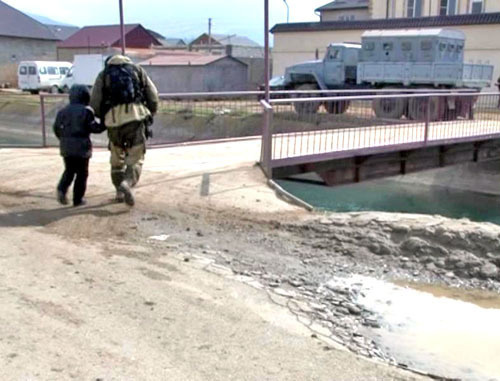 Спецоперация в поселке Семендер в Махачкале. 20 марта 2013 г. Фото http://nak.fsb.ru/ Спецоперация в поселке Семендер в Махачкале. 20 марта 2013 г. Фото http://nak.fsb.ru/