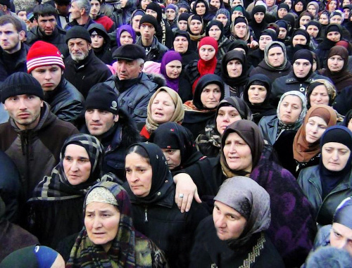 Жители села Гимры на митинге. Фото Нурмагомеда Абакарова, http://www.odnoselchane.ru
