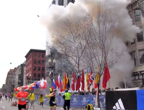 Взрыв в Бостоне. 15 апреля 2013 г. Фото: кадр из видео www.youtube.com