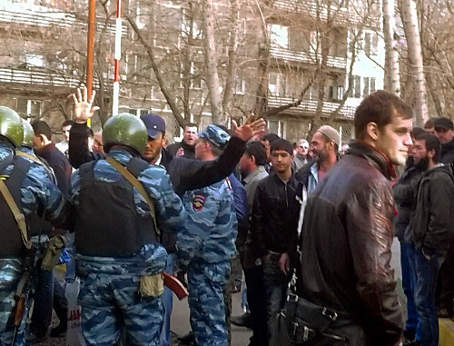 Сотрудники ОМОН проводят досмотр прихожан мечети "Даруль Аркам". Москва, 26 апреля 2013 г. Фото: kavpolit.com Сотрудники ОМОН проводят досмотр прихожан мечети "Даруль Аркам". Москва, 26 апреля 2013 г. Фото: kavpolit.com