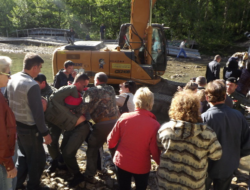 Жители Сочи пытаются противостоять восстановлению моста, ведущего к месту строительства Кудепстинской ТЭС. Сочи, 29 апреля 2013 г. Фото Татьяны Осиповой