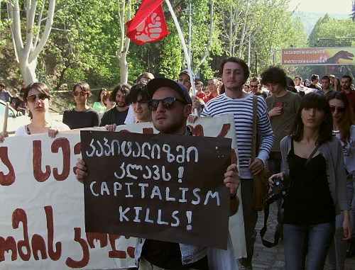 Акция–манифестация "За права трудящихся". Надпись на плакате: "Капитализм убивает". Тбилиси, 1 мая 2013 г. Фото Эдиты Бадасян для "Кавказского узла"