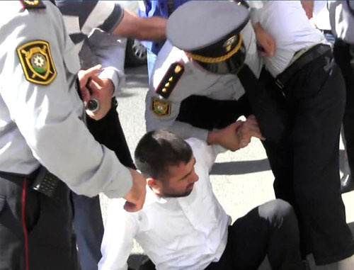 Сотрудники полиции задерживают активиста. Азербайджан, 10 мая 2013 г. Фото http://flnka.ru/ 

