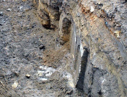 Каменные стелы, найденные во время прокладки ливневой канализации в Дербенте 18 апреля 2013 г. Фото: http://www.derbent.ru/about/info/news/?ELEMENT_ID=1347