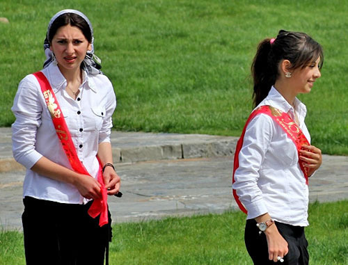Выпускники школ. Чечня,  Итум-Калинский район, 25 мая 2011 г. Фото http://itum-kali.com/