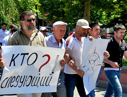 Траурное шествие в связи с убийством журналиста Ахмеднаби Ахмеднабиева. Махачкала, 9 июля 2013 г. Фото Патимат Махмудовой для "Кавказского узла" Траурное шествие в связи с убийством журналиста Ахмеднаби Ахмеднабиева. Махачкала, 9 июля 2013 г. Фото Патимат Махмудовой для "Кавказского узла"