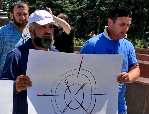 Участники траурного шествия в связи с убийством журналиста Ахмеднаби Ахмеднабиева. Махачкала, 9 июля 2013 г. Фото Патимат Махмудовой для "Кавказского узла" Участники траурного шествия в связи с убийством журналиста Ахмеднаби Ахмеднабиева. Махачкала, 9 июля 2013 г. Фото Патимат Махмудовой для "Кавказского узла"
