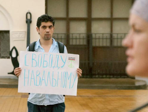 Давид Хаким в одиночном пикете в поддержку Алексея Навального. Сочи, 18 июля 2013 г. Фото предоставлено Давидом Хакимом