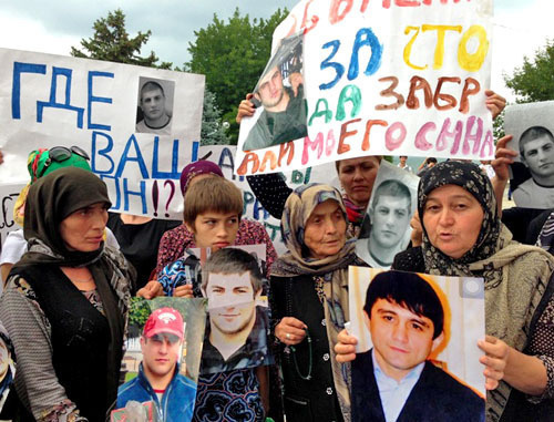 Митинг против произвола спецслужб. Махачкала, 28 июля 2013 г. Фото Махача Ахмедова для "Кавказского узла"
