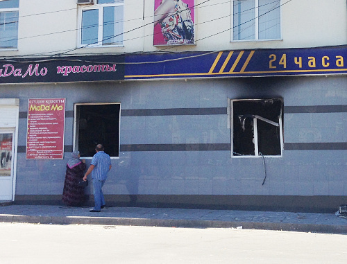 У взорванного 4 июня магазина "24 часа" на перекрестке улиц Котрова и Ярагского в Махачкале. 5 июня 2013 г. Фото Махача Ахмедова для "Кавказского узла" У взорванного 4 июня магазина "24 часа" на перекрестке улиц Котрова и Ярагского в Махачкале. 5 июня 2013 г. Фото Махача Ахмедова для "Кавказского узла"
