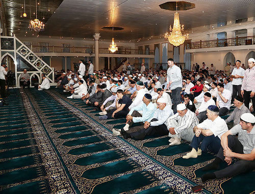 Ингушетия, 10 июля 2013 г. Молитва в Рамадан в центральной мечети Назрани. Фото пресс-службы главы Республики Ингушетия, http://www.ingushetia.ru