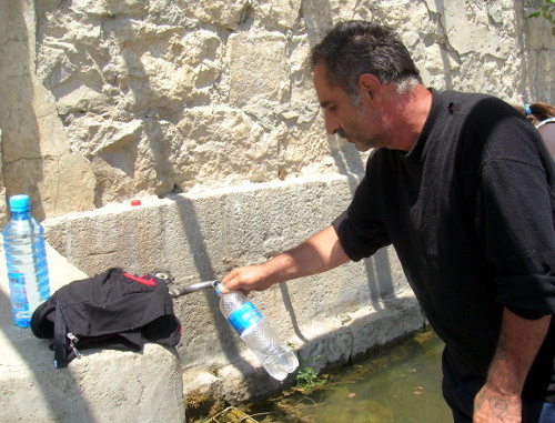 Жители села Тог набирают питьевую воду из родника. Нагорный Карабах, Гадрутский район, август 2013 г. Фото Алвард Григорян для "Кавказского узла"