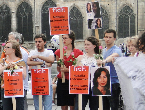 Париж, площадь Игоря Стравинского, 15 июля 2013 г., акция памяти Натальи Эстемировой. Фото предоставлено «Международной федерацией за права человека» FIDH
