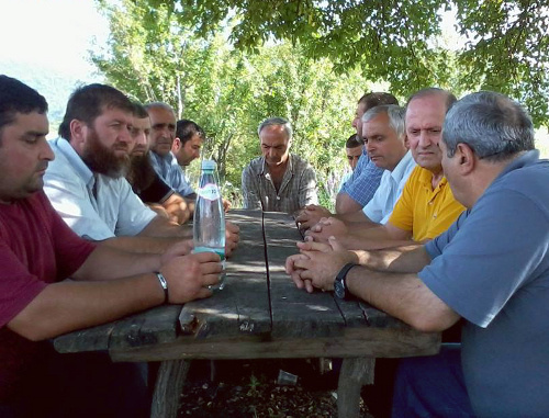 Встреча кистинских и кахетинских старейшин в селе Матани, Кахетия. 20 августа 2013 г. Фото: пользователь Facebook Сулхан Вайнах Бордзгор, https://www.facebook.com/bordzgor