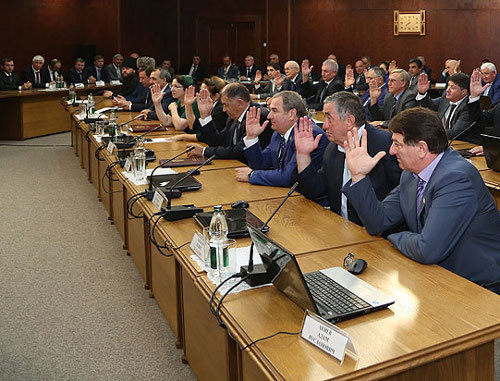 Депутаты парламента Ингушетии голосуют на выборах главы республики. Магас, 8 сентября 2013 г. Фото: http://www.ingushetia.ru