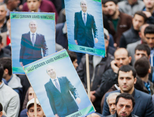 Плакаты с изображением Джамиля Гасанли во время митинга. Баку, 5 октября 2013 г. Фото Азиза Каримова для "Кавказского узла"