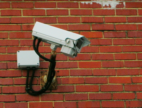 Видеокамера наружного наблюдения на стене здания. Фото:  Dr Stephen Dann, http://www.flickr.com/photos/stephendann