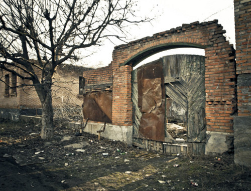 Развалины ингушских домов в Пригородном районе Северной Осетии. Март 2013 г. Фото: http://tumdo.livejournal.com/216931.html