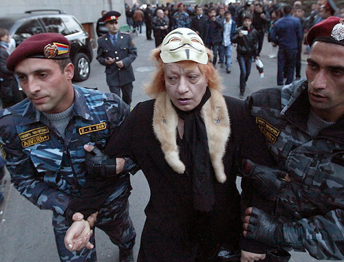Полиция задерживает участницу "Марша миллиона масок". Ереван, 5 ноября 2013 г. Фото: © PanARMENIAN Photo/Hrant Khachatryan