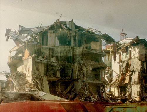 Спитак, декабрь 1988 года. Дом, разрушенный землетрясением. Фото: NOAA/NGDC, C.J. Langer, U.S. Geological Survey.