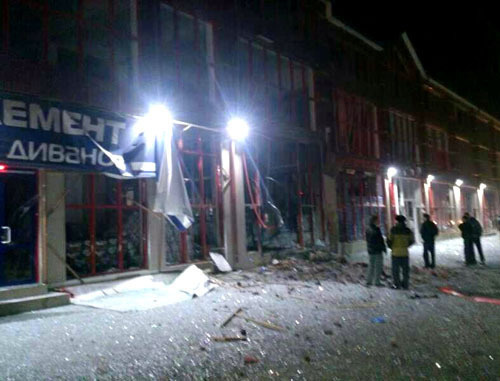 На месте взрыва возле продуктового магазина "Акбар". Хасавюрт, 4 января 2014 г. Фото "Кавказского узла"