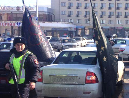 Сотрудники полиции блокировали автомобили с черкесскими флагами во время акции против Олимпиады в Сочи. Нальчик, 7 февраля 2014 г. Фото Евгения Ташу с личной страницы www.facebook.com