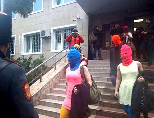 Участницы группы Pussy Riot выходят из здания ОВД в Сочи. 18 февраля 2014 г. Фото из твиттера активистов группы Война, https://twitter.com/gruppa_voina/status/435830304725794816
