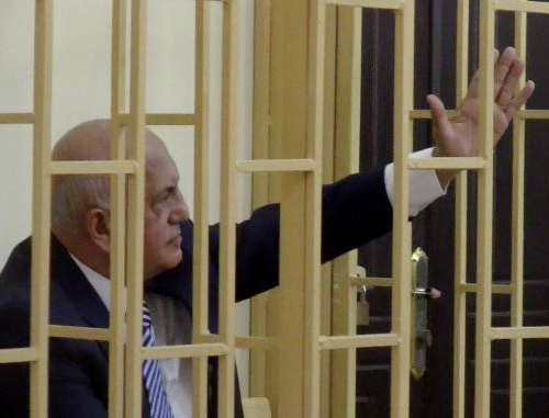 Бывший министр здравоохранения Азербайджана Али Инсанов в зале суда. 17 января 2014 г. Фото: RFE/RL, http://www.radioazadlyg.org Бывший министр здравоохранения Азербайджана Али Инсанов в зале суда. 17 января 2014 г. Фото: RFE/RL, http://www.radioazadlyg.org