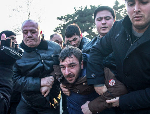 Полиция разогнала акцию молодежи, протестующей в связи с гибелью ветерана Карабахской войны Заура Гасанова. Баку, 29 декабря 2013 г. Фото Азиза Каримова для "Кавказского узла"
