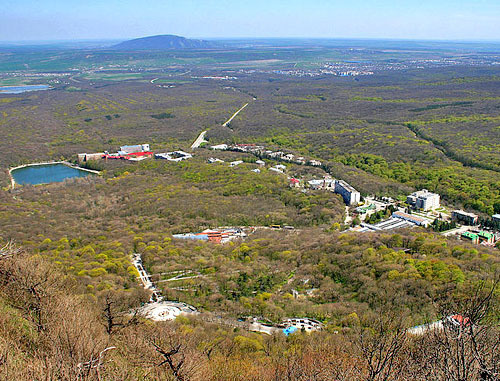 Вид с горы Железная на Железноводск. Фото: Pupsoid http://ru.wikipedia.org/