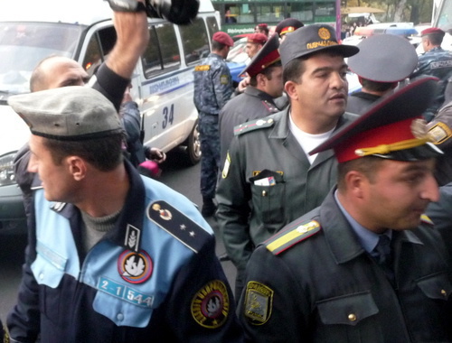 Ереван, сотрудники полиции во время акции протеста. 2013 г. Фото Армине Мартиросян для "Кавказского узла"