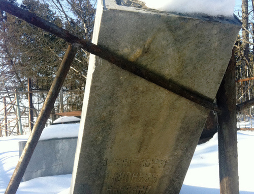 Опрокинутое надгробие на одном из христианских кладбищ в Чечне. Февраль 2014 г. Фото: ПЦ "Мемориал", http://memo.ru/d/189489.html