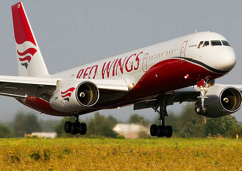 Самолет авиакомпании Red Wings. Фото: Sergey Riabsev, http://www2.airliners.net/photo/Red-Wings/Tupolev-Tu-204-100/1252805/L