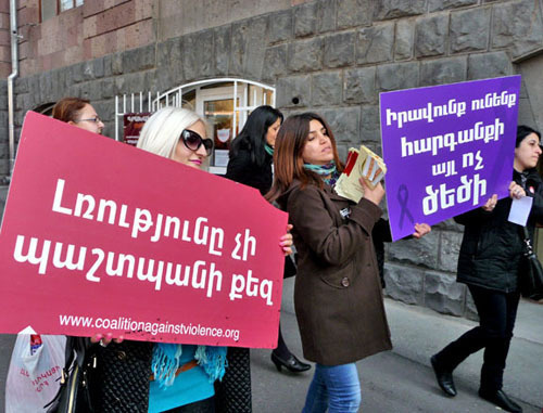 Участницы акции против насилия над женщинами. Надпись на плакате - "Женщины, знайте свои права!". Ереван, 25 ноября 2013 г. Фото Армине Мартиросян для "Кавказского узла"
