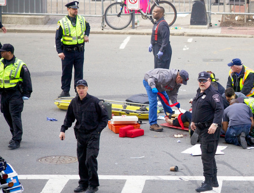 Полиция на месте взрыва на марафоне в Бостоне 15 апреля 2013 г. Фото: Rebecca Hildreth, https://www.flickr.com/photos/rebeccahildreth/8654636321, Creative Commons Attribution 2.0 Generic (CC BY 2.0)