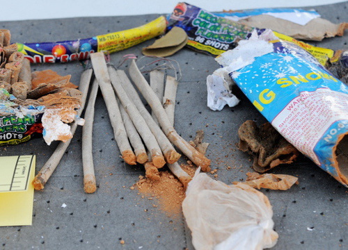Открытые фейерверки, из которых, по версии прокуратуры, братья Царнаевы извлекли взрывчатое вещество. Фото ФБР, http://www.fbi.gov/news/updates-on-investigation-into-multiple-explosions-in-boston/image/opened-and-emptied-fireworks-high-res
