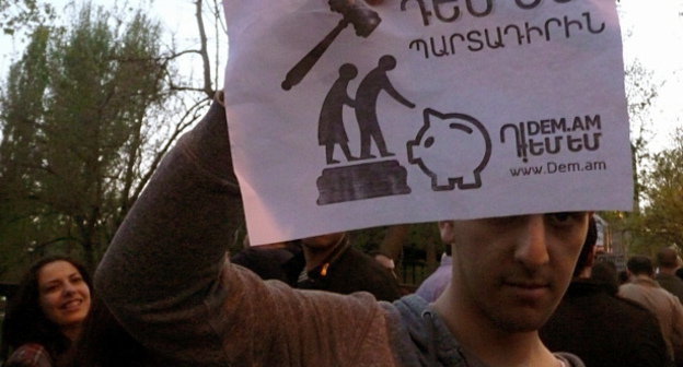 Участник акции против накопительной пенсионной системы с плакатом: "Я против обязательного компонента". Ереван, 18 апреля 2014 г. Фото Армине Мартиросян для "Кавказского узла"