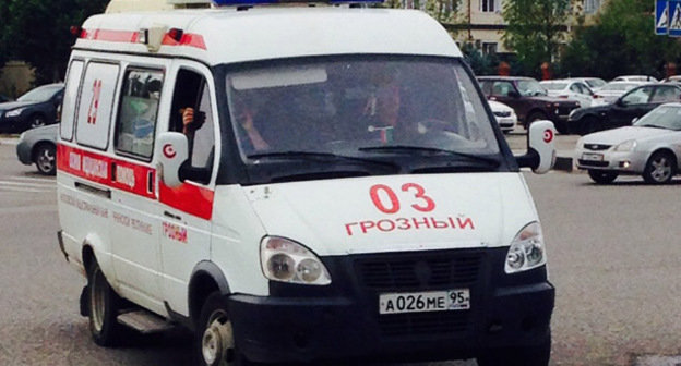 Машина скорой помощи на улицах Грозного. Май 2014 г. Фото Магомеда Магомедова для "Кавказского узла"