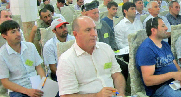 Участники "Чрезвычайного съезда народов Дагестана". Махачкала, 31 мая 2014 г. Фото Идриса Юсупова