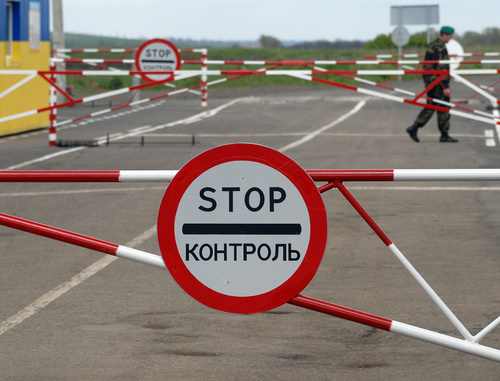 Пункт пропуска на российско-украинской границе со стороны Ростовской области. Фото Филиппа Иващенко. 