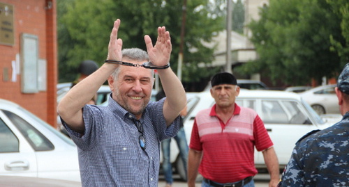 Руслан Кутаев у здания суда Урус-Мартана 20 июня 2014 г. Фото Магомеда Магомедова для "Кавказского узла"