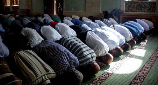 Верующие во время молитвы. Фото Азиза Каримова для "Кавказского узла"