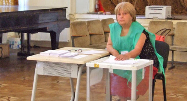Голосование на избирательном участке в Чугурети во время выборов в местные органы власти. Тбилиси, 15 июня 2014 г. Фото Эдиты Бадасян для "Кавказского узла"
