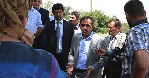 Встреча Юнус-Бек Евкурова (в центре) с беженцами в Карабулаке. Ингушетия, 2 июля 2014 г. Фото: Пресс-служба Главы РИ