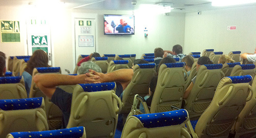 Пассажиры на греческом пароме "Ионас". Фото Нины Тумановой для "Кавказского узла"