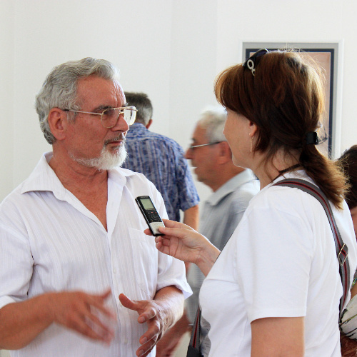 Художник-эмальер Николай Вдовкин (слева) на открытии своей выставки в Майкопе 31 июля 2014 г. Фото Николая Гнедова.